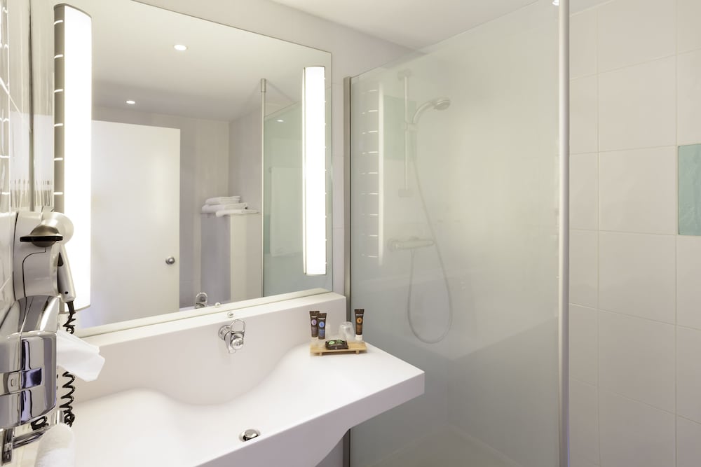 Habitación estándar con 1 cama doble convertible del hotel Novotel Manchester West. Foto 9