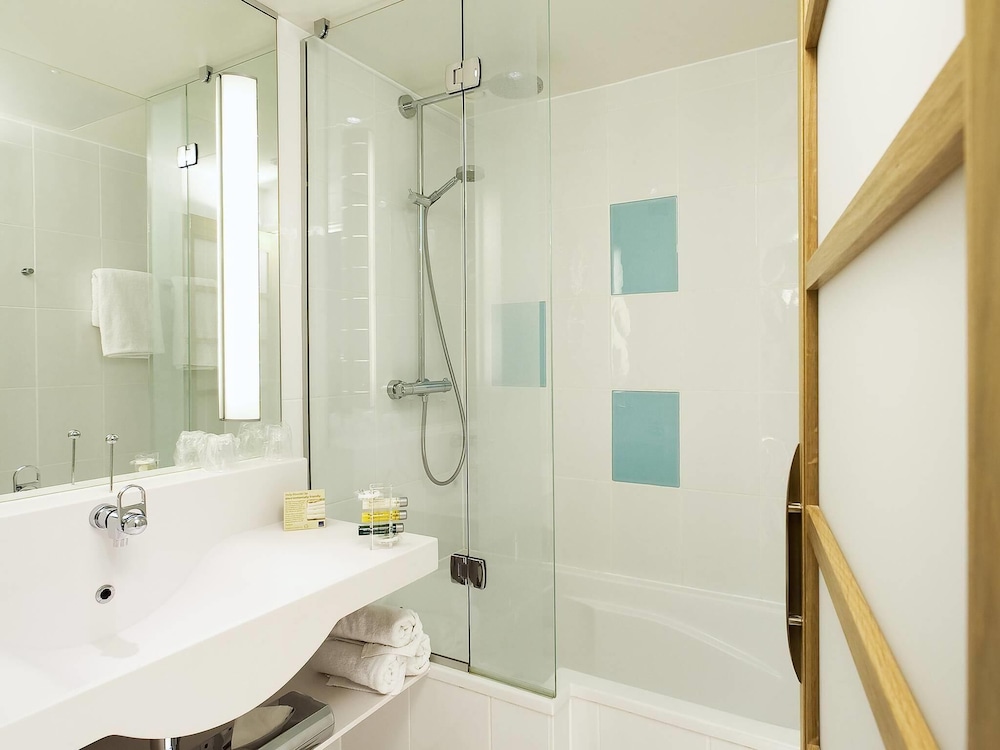Habitación estándar con 2 camas individuales del hotel Novotel Manchester West. Foto 2