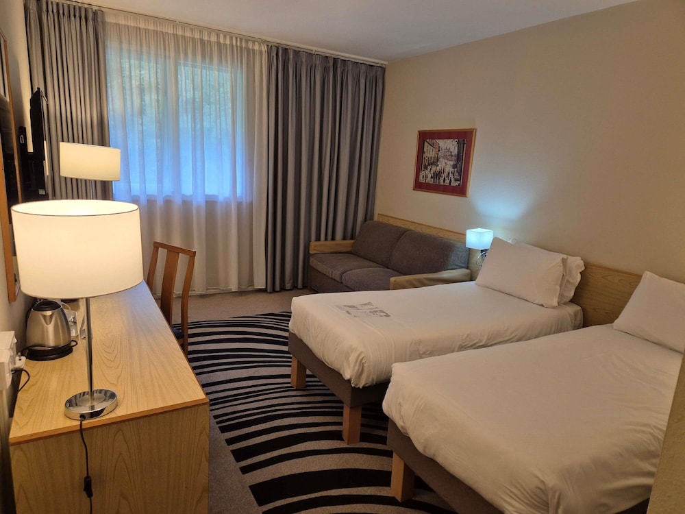 Habitación estándar con 2 camas individuales del hotel Novotel Manchester West. Foto 4