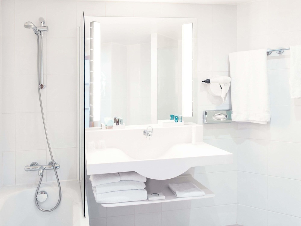 Habitación estándar con 2 camas individuales del hotel Novotel Manchester West. Foto 6
