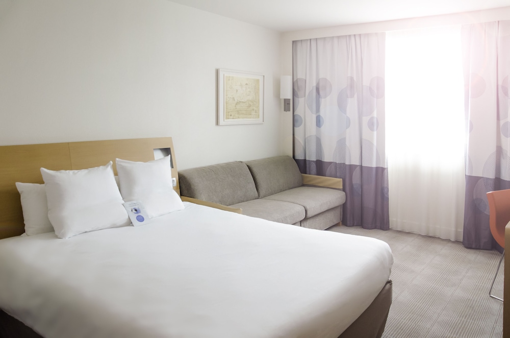 Habitación Superior con cama Queen y sofá cama del hotel Novotel Manchester West. Foto 1