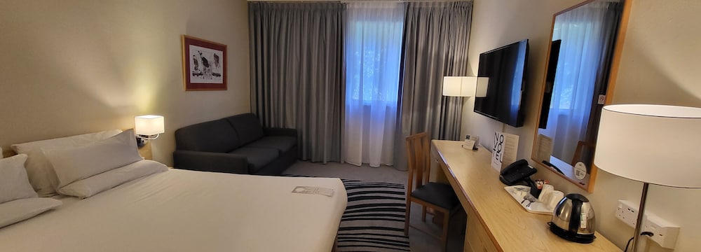 Habitación Superior con cama Queen y sofá cama del hotel Novotel Manchester West. Foto 2
