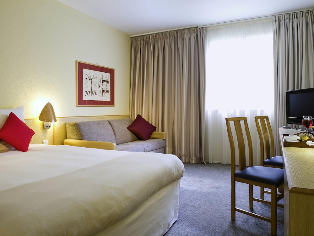 Habitación Superior con cama Queen y sofá cama del hotel Novotel Manchester West. Foto 3