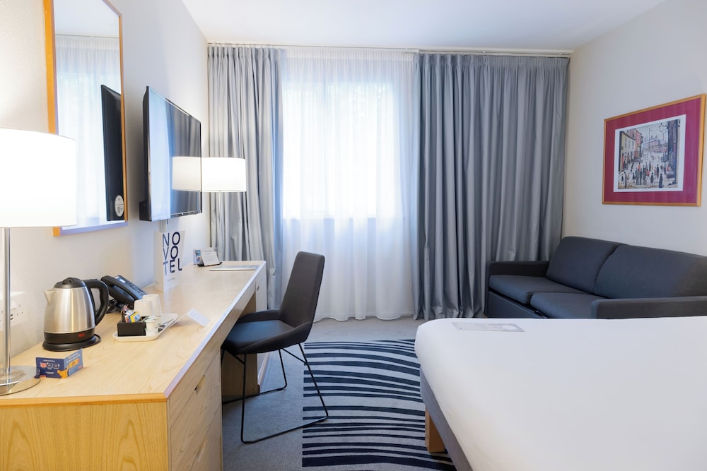 Habitación Superior con cama Queen y sofá cama del hotel Novotel Manchester West. Foto 8