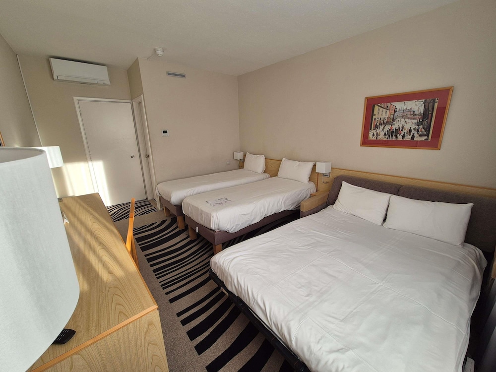 Habitación Superior con cama Queen y sofá cama del hotel Novotel Manchester West. Foto 9
