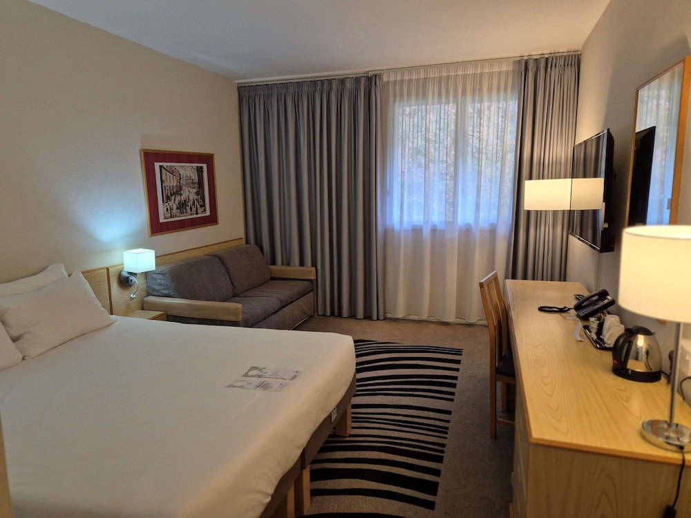 Habitación Ejecutiva con 1 cama queen size y sofá del hotel Novotel Manchester West. Foto 9
