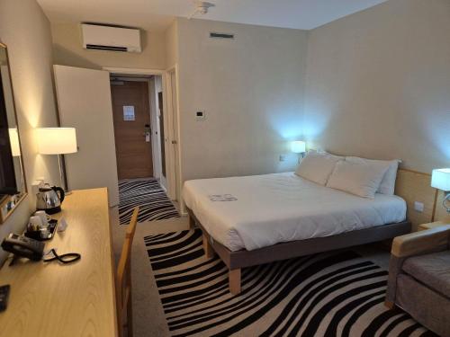 Habitación estándar con una cama doble convertible - sofá cama disponible bajo petición del hotel Novotel Manchester West. Foto 1