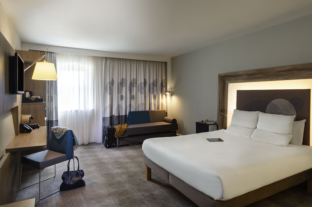 Habitación Superior con Cama Queen y Sofá Cama convertible del hotel Novotel Newcastle Airport. Foto 4