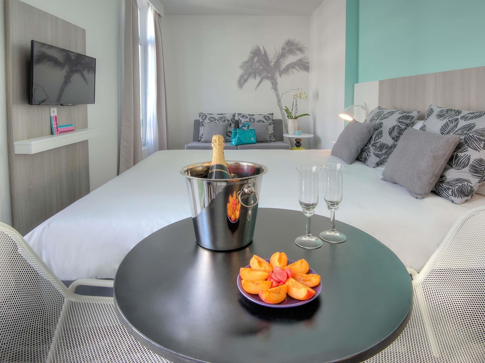 Habitación Estándar con cama doble y sofá del hotel Ibis Styles Nice Centre Gare. Foto 1