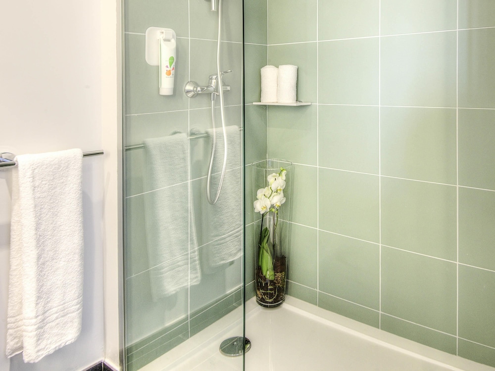 Habitación estándar con cama grande para una o dos personas del hotel Ibis Styles Nice Centre Gare. Foto 4