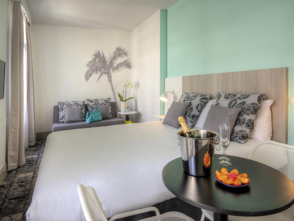 Habitación estándar con cama grande para una o dos personas y sofá - cama individual del hotel Ibis Styles Nice Centre Gare