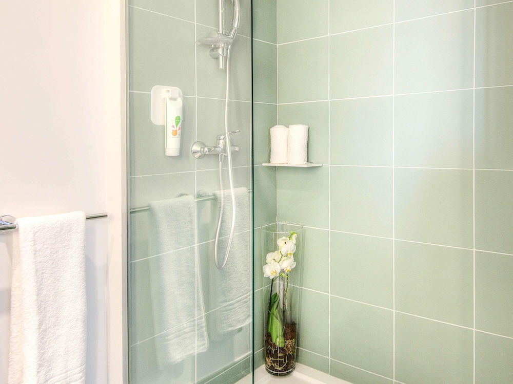 Habitación estándar con dos camas individuales del hotel Ibis Styles Nice Centre Gare. Foto 6