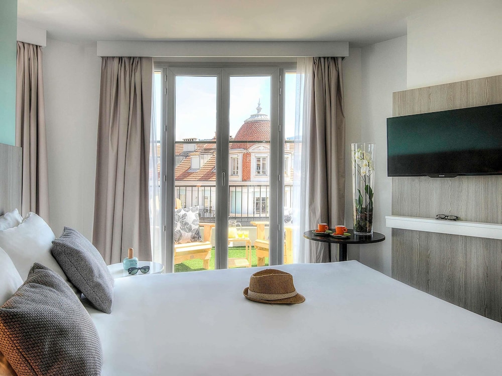 Habitación con terraza, cama doble y vista a la ciudad del hotel Ibis Styles Nice Centre Gare