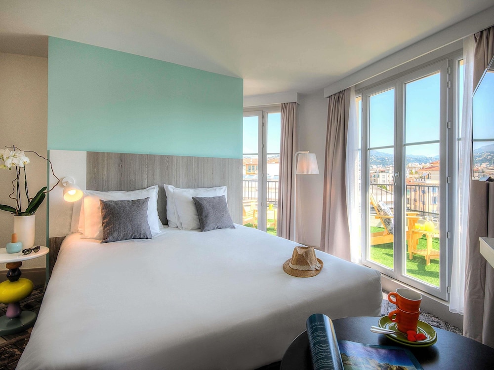 Habitación con terraza, cama doble y vista a la ciudad del hotel Ibis Styles Nice Centre Gare. Foto 4
