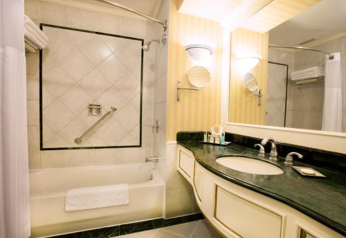Habitación Superior con cama extragrande del hotel Barceló San Salvador. Foto 3