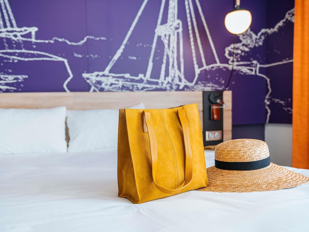 Habitación Estándar con 1 cama doble y sofá del hotel Ibis Styles Ancenis Centre. Foto 3