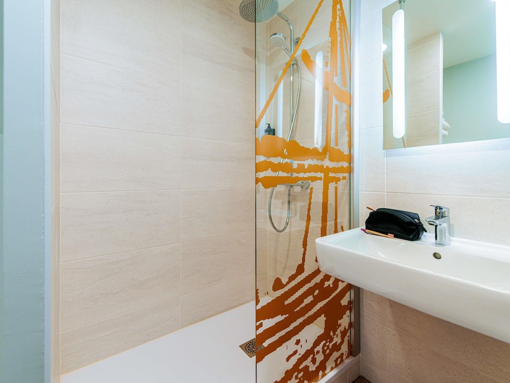 Habitación Estándar con 1 cama doble y sofá del hotel Ibis Styles Ancenis Centre. Foto 4
