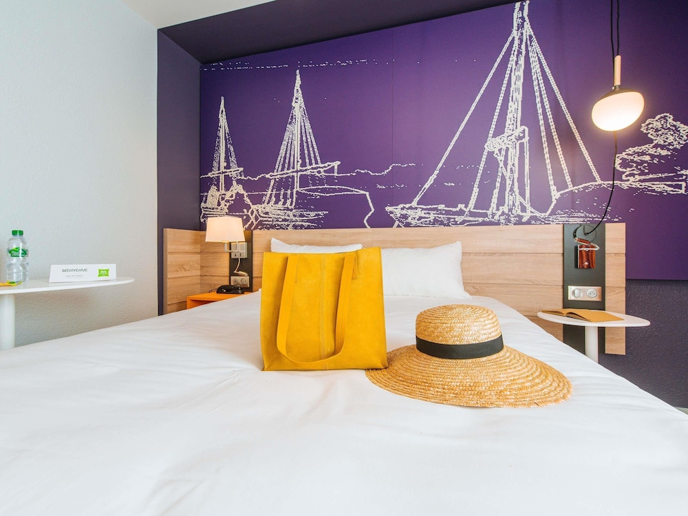 Habitación Estándar con 1 cama doble y sofá del hotel Ibis Styles Ancenis Centre. Foto 5