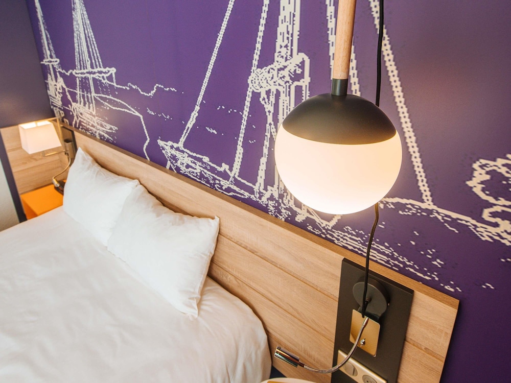 Habitación Estándar con 1 cama doble y sofá del hotel Ibis Styles Ancenis Centre. Foto 6