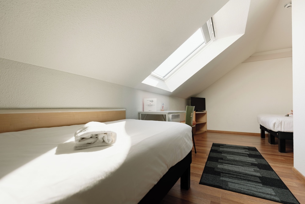 Habitación triple con 1 cama doble y 1 cama individual o 3 camas individuales del hotel Ibis Brussels Waterloo. Foto 2