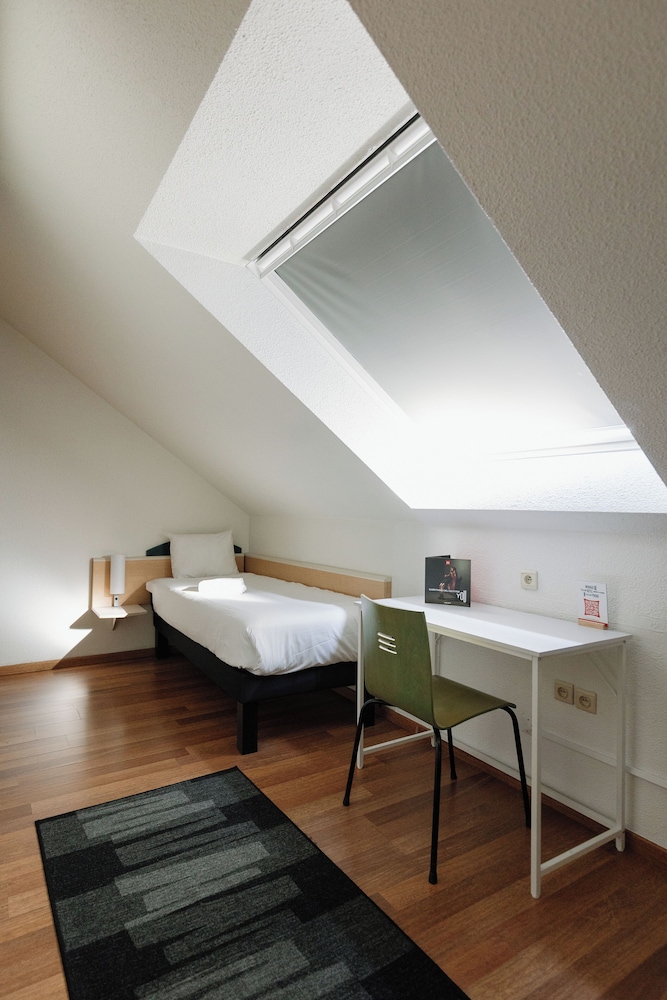 Habitación triple con 1 cama doble y 1 cama individual o 3 camas individuales del hotel Ibis Brussels Waterloo. Foto 3