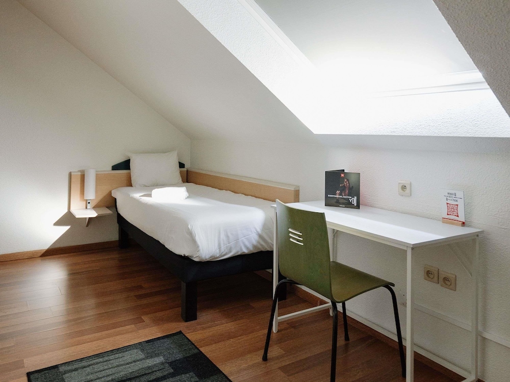 Habitación triple con 1 cama doble y 1 cama individual o 3 camas individuales del hotel Ibis Brussels Waterloo. Foto 6
