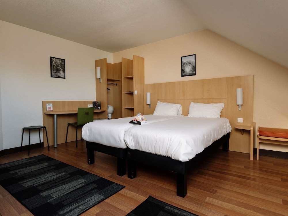 Habitación familiar con 1 cama doble o dos camas individuales y 1 sofá - cama doble del hotel Ibis Brussels Waterloo