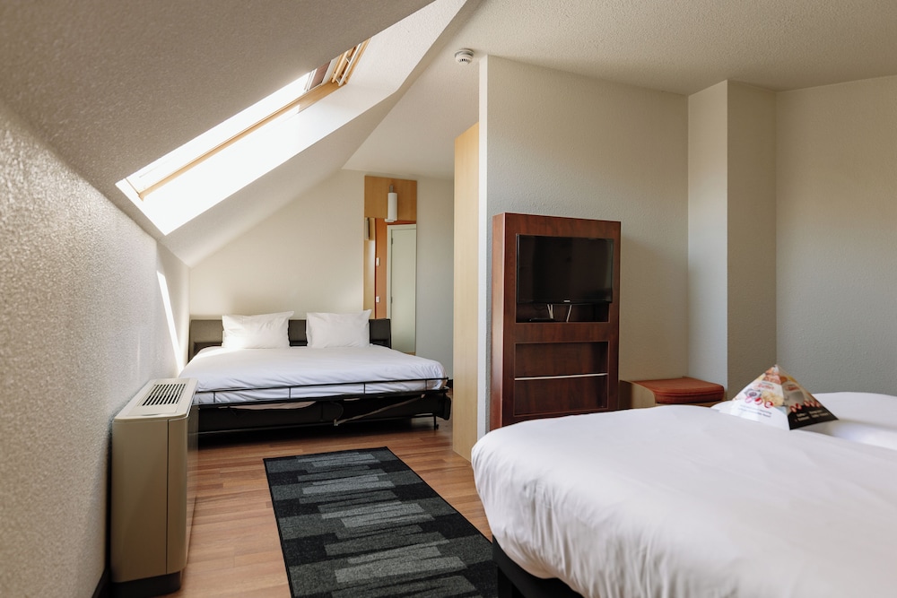 Habitación familiar con 1 cama doble o dos camas individuales y 1 sofá - cama doble del hotel Ibis Brussels Waterloo. Foto 1