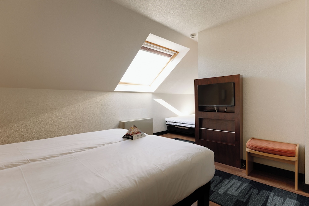 Habitación familiar con 1 cama doble o dos camas individuales y 1 sofá - cama doble del hotel Ibis Brussels Waterloo. Foto 2