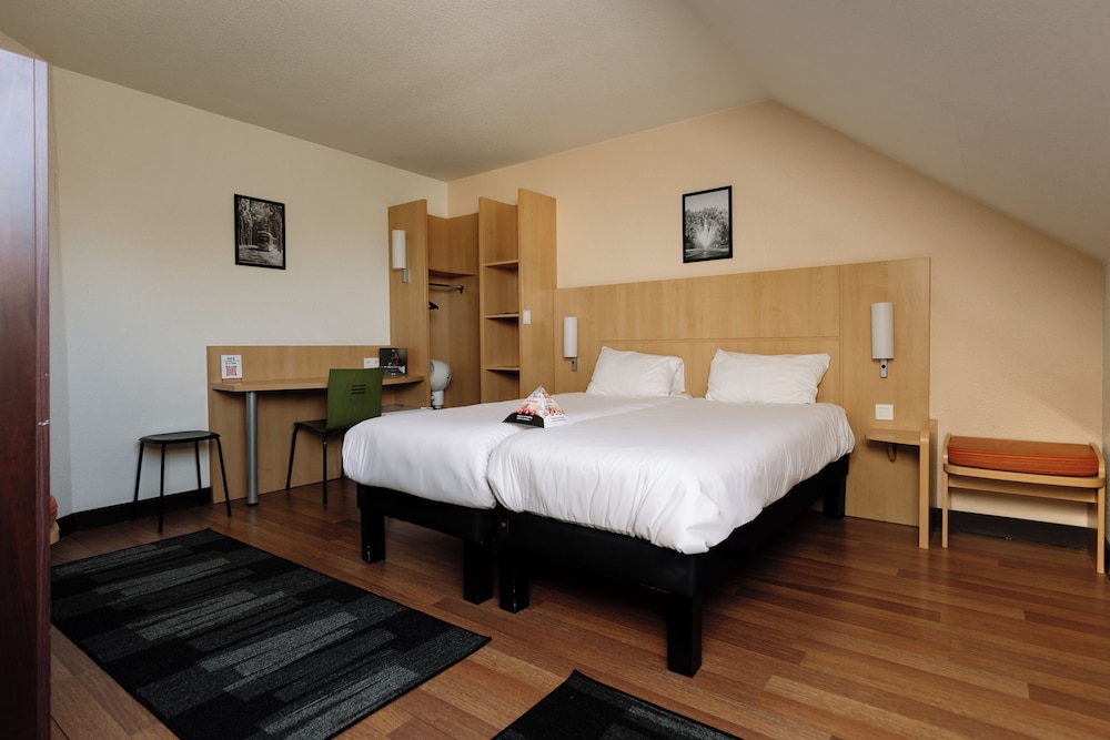 Habitación familiar con 1 cama doble o dos camas individuales y 1 sofá - cama doble del hotel Ibis Brussels Waterloo. Foto 3