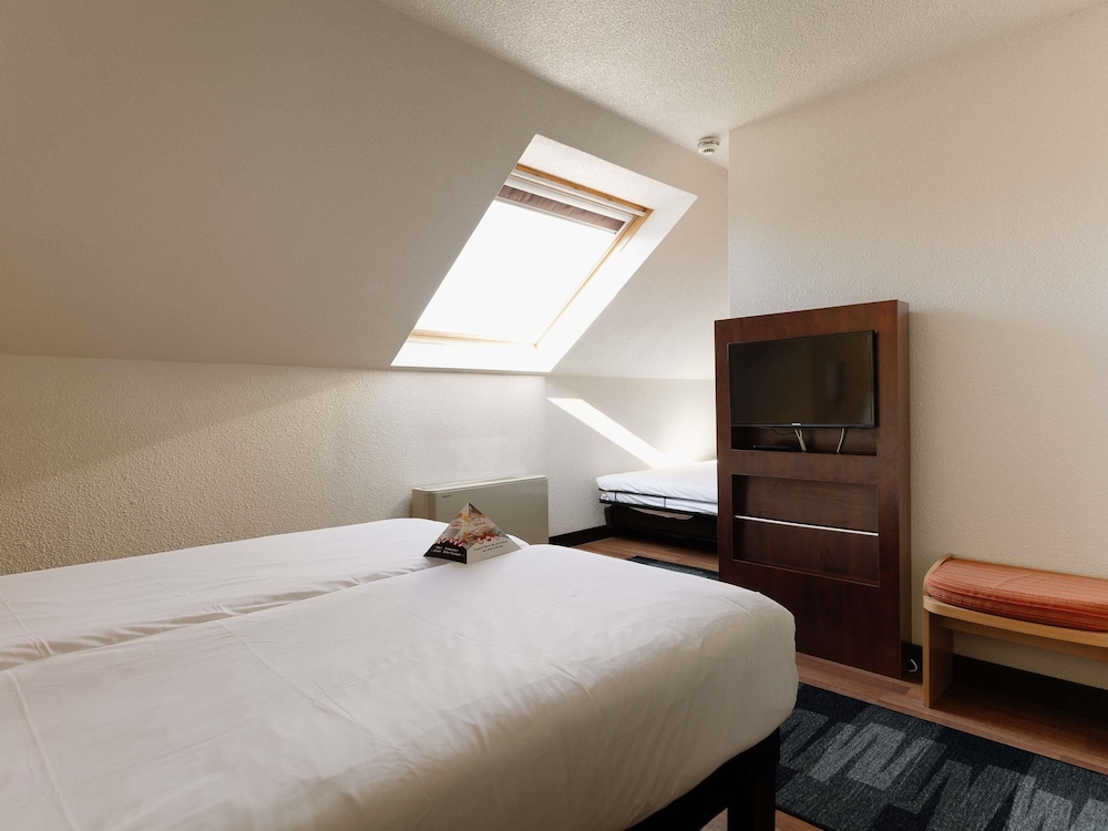 Habitación familiar con 1 cama doble o dos camas individuales y 1 sofá - cama doble del hotel Ibis Brussels Waterloo. Foto 4