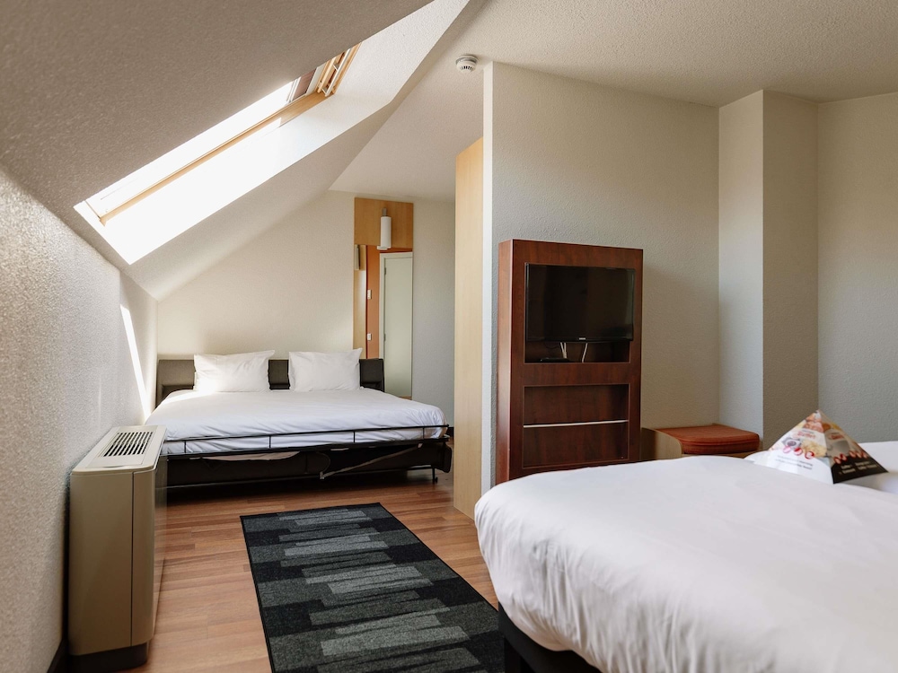 Habitación familiar con 1 cama doble o dos camas individuales y 1 sofá - cama doble del hotel Ibis Brussels Waterloo. Foto 8
