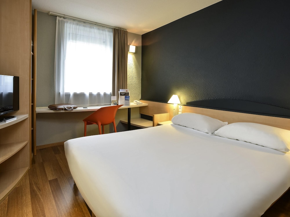 Habitación con 1 cama doble del hotel Ibis Charleroi Centre Gare. Foto 3