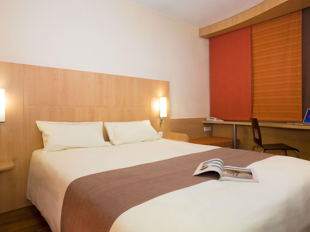 Habitación con 1 cama doble del hotel Ibis Charleroi Centre Gare. Foto 7