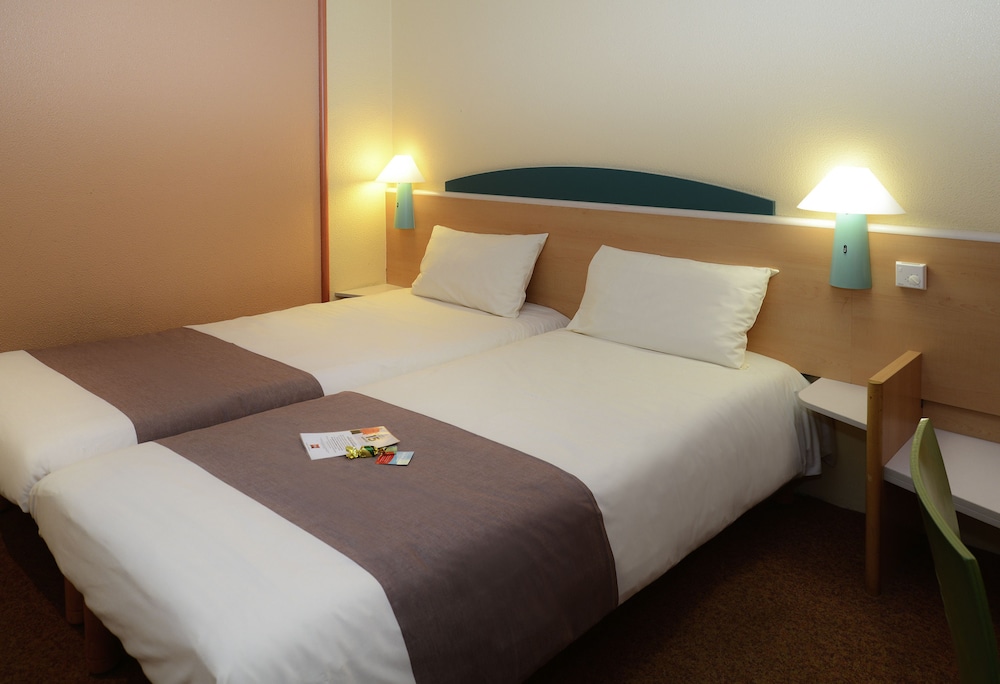 Habitación Superior con 1 cama doble y 1 cama individual del hotel Ibis Charleroi Centre Gare. Foto 5