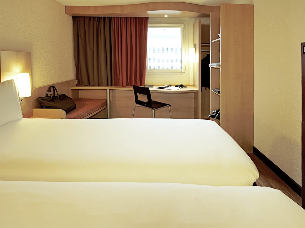 Habitación Superior con 1 cama doble y 1 cama individual del hotel Ibis Charleroi Centre Gare. Foto 7