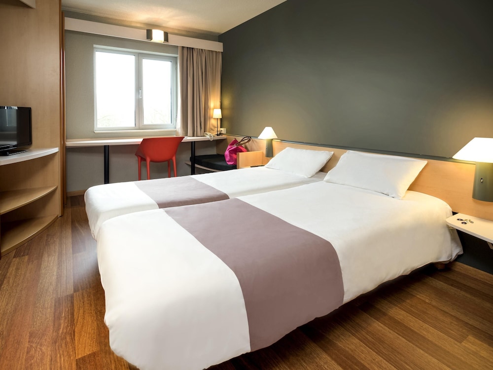 Habitación con camas individuales del hotel Ibis Charleroi Centre Gare