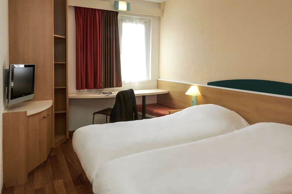 Habitación con camas individuales del hotel Ibis Charleroi Centre Gare. Foto 1