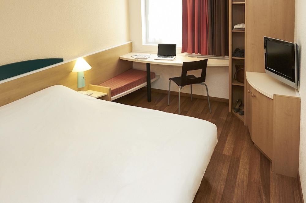 Habitación con camas individuales del hotel Ibis Charleroi Centre Gare. Foto 3