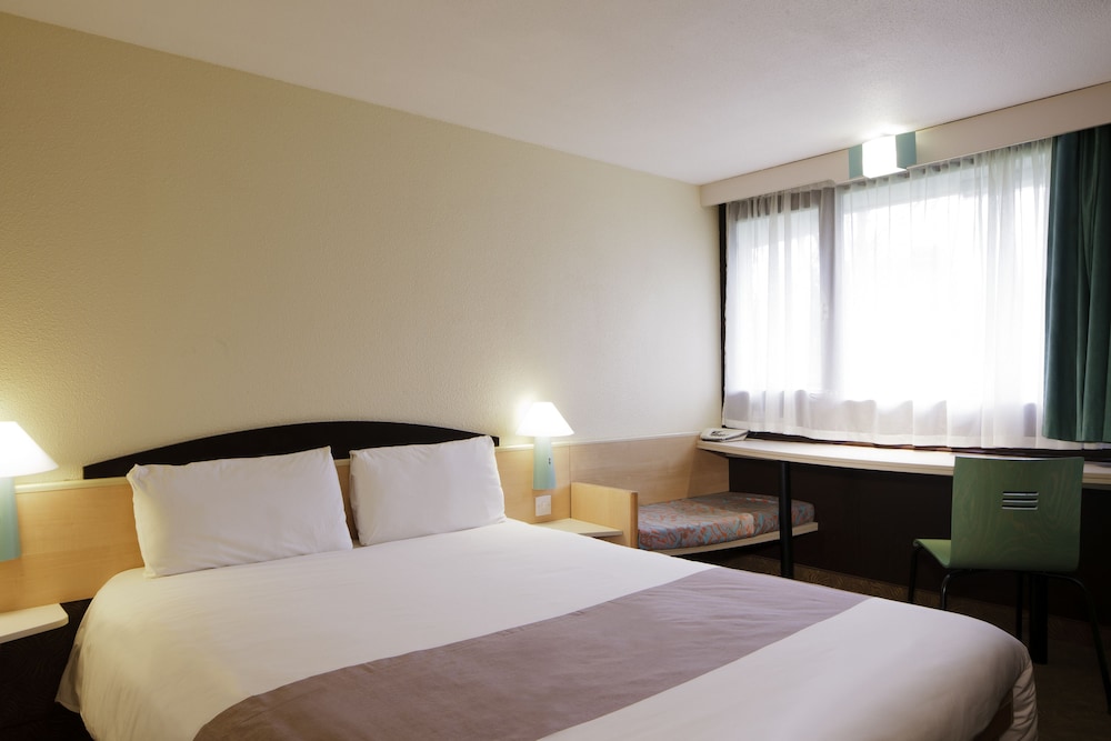 Habitación con camas individuales del hotel Ibis Charleroi Centre Gare. Foto 4
