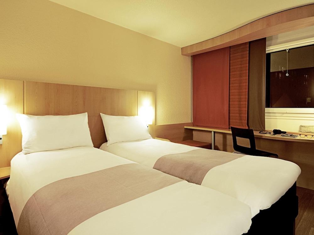 Habitación con camas individuales del hotel Ibis Charleroi Centre Gare. Foto 8