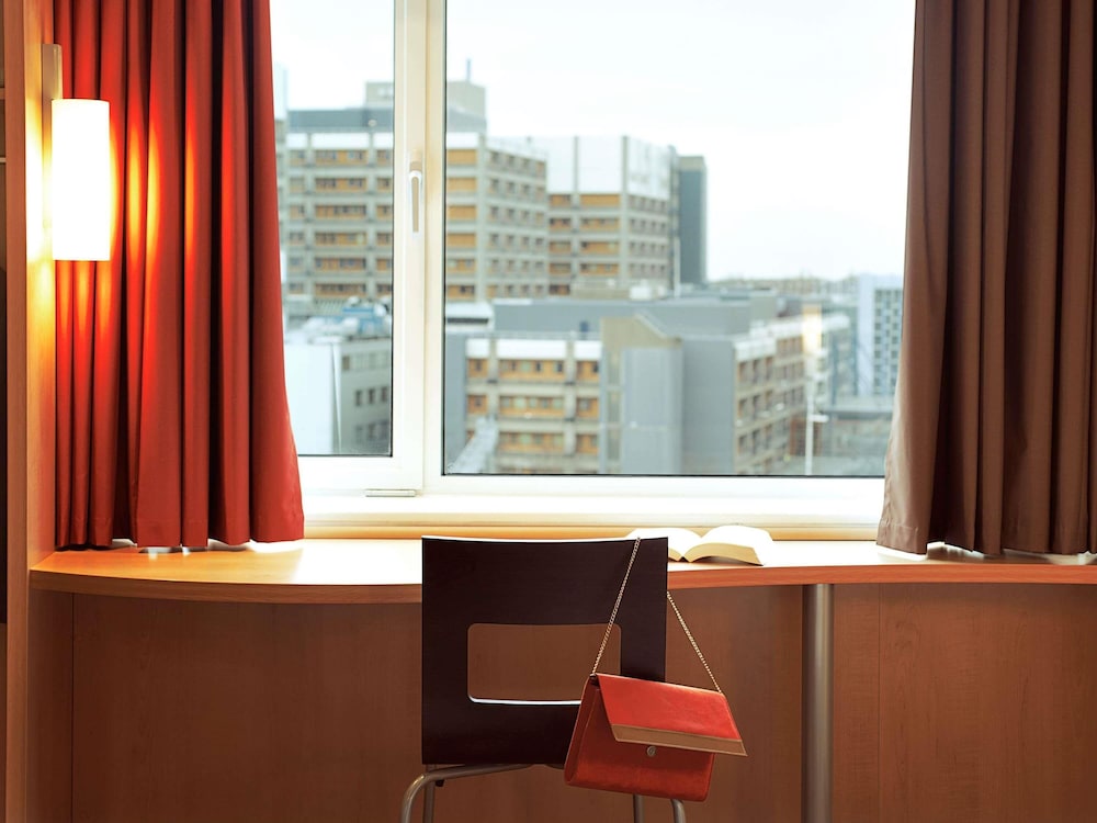 Habitación con camas individuales del hotel Ibis Charleroi Centre Gare. Foto 9