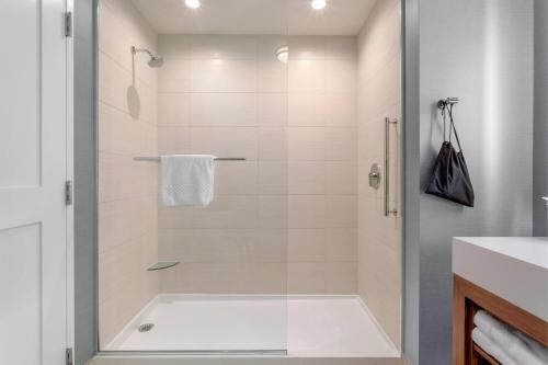 Estudio con sofá cama adaptado para personas con discapacidad auditiva. del hotel Residence Inn Secaucus Meadowlands. Foto 4