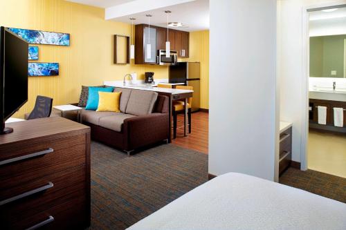 Estudio con cama extragrande o grande y sofá cama - Adaptado para personas con discapacidad auditiva del hotel Residence Inn Secaucus Meadowlands. Foto 5