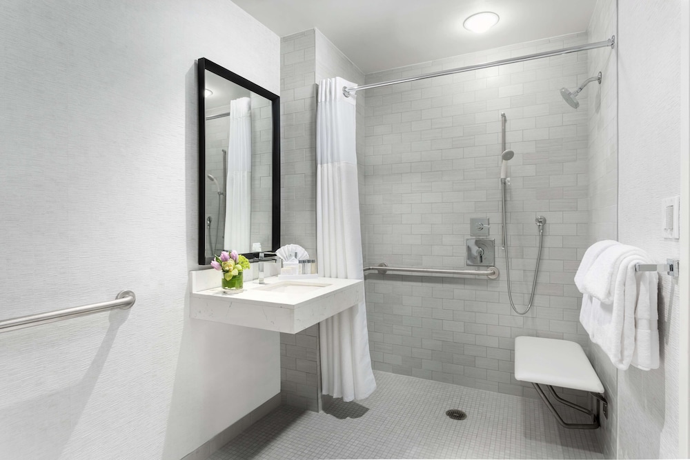 Habitación, 1 cama de matrimonio grande (Mobility & Hearing, Roll - In Shower) del hotel Hilton Boston Park Plaza. Foto 4