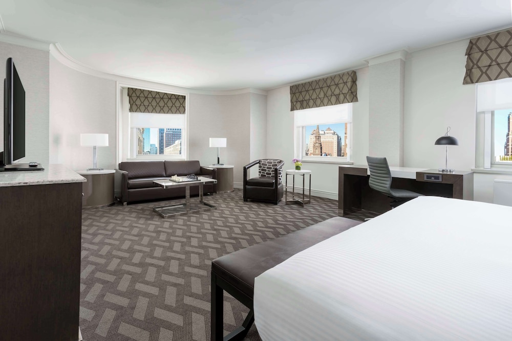 Habitación, 1 cama de matrimonio grande con sofá cama, en esquina del hotel Hilton Boston Park Plaza. Foto 2