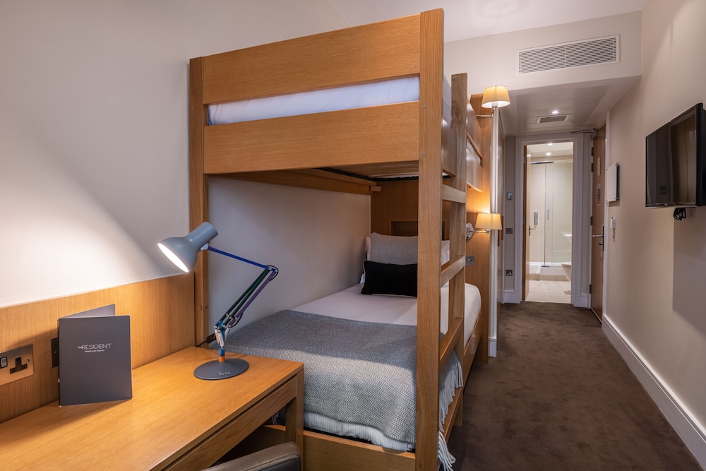 Habitación con 2 camas individuales (1 bunk bed) del hotel The Resident Kensington