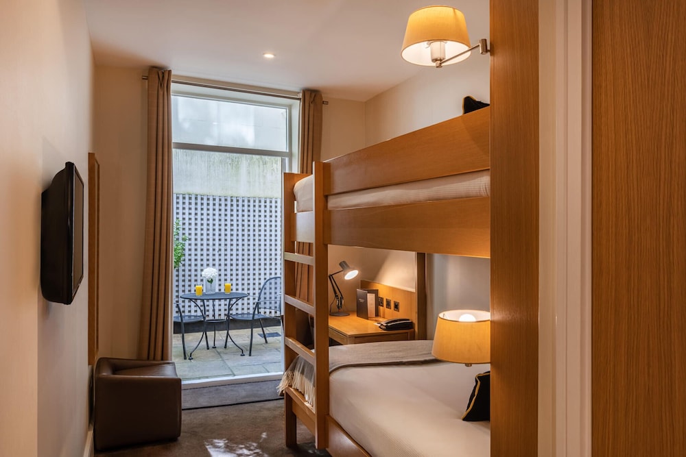Habitación con 2 camas individuales (1 bunk bed) del hotel The Resident Kensington. Foto 1