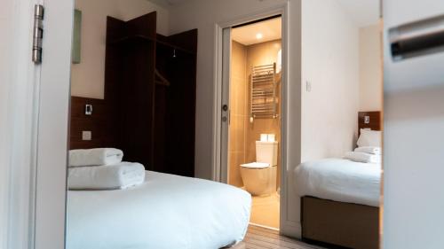 Habitación Triple Premium del hotel Chelsea Guest House. Foto 11