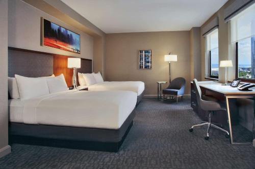 Habitación Doble con 2 camas dobles y vistas al lago del hotel Hilton Chicago. Foto 1